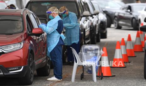  Profesional perawatan kesehatan menguji anggota masyarakat untuk COVID-19 di klinik pengujian drive-through Rumah Sakit St.Vincent di Bondi Beach, Sydney, Australia, 20 Desember 2020.