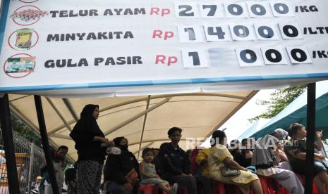 Warga antre untuk berbelanja menggunakan Kartu Jakarta Pintar (KJP) di Food Station, Pasar Induk Beras Cipinang, Jakarta Timur, Senin (12/2/2024). Pemerintah Provinsi DKI Jakarta melaksanakan program pangan bersubsidi untuk pemenuhan kebutuhan gizi warga Jakarta dan menjaga stabilitas harga pangan, dimana Food Station Cipinang setiap harinya rata-rata menyiapkan stok pangan untuk 2.000 transaksi warga yang memiliki KJP. 