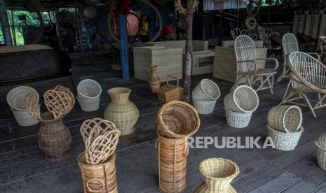 Perajin mebel dan perabotan berbahan dasar rotan melayani calon pembeli (ilustrasi)