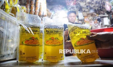 Pedagang menunjukkan minyak goreng Minyakita di Pasar Rumput, Jakarta, Senin (10/3/2025). Satgas Pangan Polri tengah menyelidiki temuan adanya minyak goreng kemasan merek MinyaKita yang dijual di pasaran tidak sesuai dengan takaran yang tercantum pada label kemasan. Penyelidikan ini merupakan tindak lanjut setelah ditemukannya ketidaksesuaian pada produk MinyaKita dalam inspeksi yang dilakukan di Pasar Lenteng Agung, Jakarta Selatan.