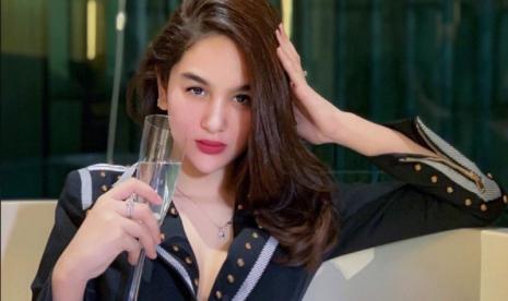 Hana Hanifah artis FTV yang diduga terlibat prostitusi online.