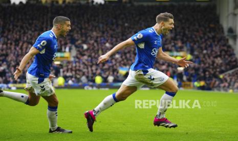  Pemain Everton James Tarkowski (kanan) melakukan selebrasi  setelah mencetak gol pembuka timnya pada pertandingan sepak bola Liga Premier Inggris antara Everton dan Arsenal di Goodison Park di Liverpool, Inggris, Sabtu (4/2/2023).