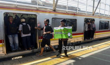 Sejumlah petugas menyosialisasikan tips mengantisipasi virus corona di Stasiun Depok, Depok, Jawa Barat. (Republika/Putra M. Akbar)