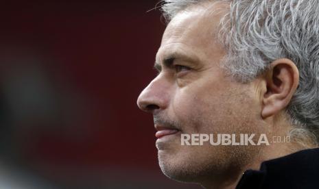 Manajer Tottenham Jose Mourinho berjalan di lapangan sebelum babak 32 besar Liga Europa, leg pertama, pertandingan sepak bola antara Wolfsberger AC dan Tottenham Hotspur di stadion Puskas Arena di Budapest, Hongaria, Kamis, 18 Februari 2021.