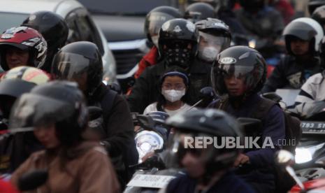 Sejumlah kendaraan roda dua terjebak kemacetan parah di Jalan Raya Tanjung Barat, Jakarta Selatan, Kamis (31/8/2023). 