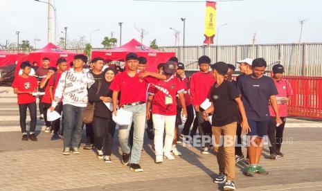 Pendukung Timnas Indonesia U-17 mulai berdatangan ke Stadion Gelora Bung Tomo (GBT) Surabaya menjelang pertandingan melawan Panama U-17, Senin (13/11/2023). 