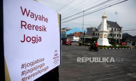 Warga Takut Urus Jenazah Warga Yogyakarta yang Meninggal. Penyemprotan Jalan Protokol Yogya. Petugas mengadakan sosialisasi untuk menghindari penularan virus covid 19 di Pasar Beringharjo, Yogyakarta. Penyemprotan disenfektan untuk pencegahan penyebaran virus corona atau covid 19 mulai dilakukan di jalan protocol serta fasilitas umum. Tahap pertama di jalan di sekitar Kawasan Tugu Pal Putih. Selain itu, juga ada sosialisasi kepada masyarakat dengan pengeras suara. Wihdan/ Republika