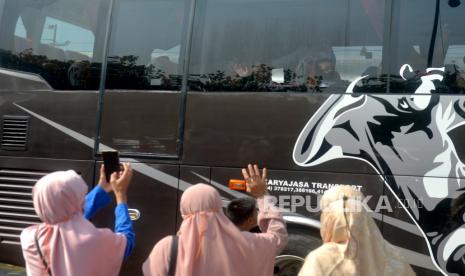 Orang tua wali santri melepas keberangkatan bus menuju Pondok Pesantren Modern Gontor. Jubir Gontor: Kami tak akan Halangi Pengungkapan Kasus Penganiayaan Santri