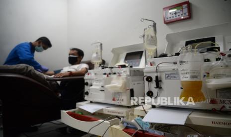 Warga penyintas COVID-19 mendonorkan plasma darahnya di Sentra Donor Plasma Konvalesen (ilustrasi) 