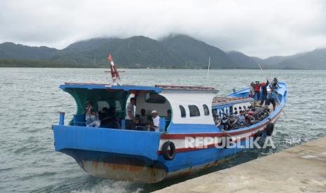 Kapal kayu penumpang tujuan Pulau Nasi meninggalkan dermaga Pelabuhan Ulee Lheue, Banda Aceh, Aceh, Jumat (1/5). Kementerian Kelautan dan Perikanan (KKP) melalui Direktorat Jenderal Pengelolaan Ruang Laut (Ditjen PRL) terus mendorong percepatan penetapan dokumen rencana zonasi wilayah pesisir dan pulau-pulau kecil (RZWP-3-K) sesuai amanat UU 27/2007 tentang Pengelolaan Wilayah Pesisir dan Pulau-Pulau Kecil.