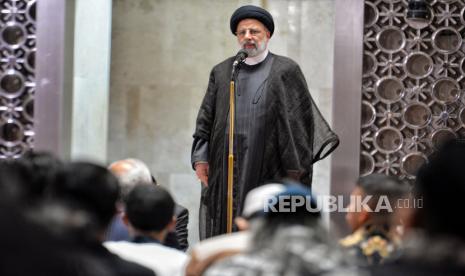 Presiden Iran Ebrahim Raeisi menyampaikan sambutan kepada jamaah saat berkunjung ke Masjid Istiqlal, Jakarta, Rabu (24/5/2023). Kegiatan tersebut merupakan bagian dari rangkaian kunjungan kenegaraan Presiden Iran ke Indonesia selama dua hari pada 23-24 Mei.  Selain berkunjung ke Masjid Istiqlal, Presiden Iran Ebrahim Raeisi sebelumnya telah melakukan pertemuan bilateral dengan Presiden Joko Widodo di Istana Bogor dan bertemu dengan Ketua MPR RI Bambang Soesatyo di Kompleks Parlemen, Senayan. Presiden Iran di Indonesia, Ungkap Persoalan Utama Umat Islam