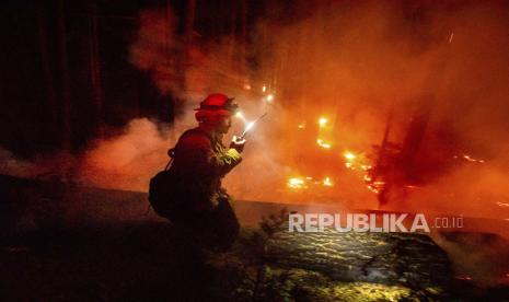 Seorang petugas pemadam kebakaran memerangi Creek Fire di komunitas Shaver Lake di Fresno County, California, pada hari Senin, 7 September 2020.