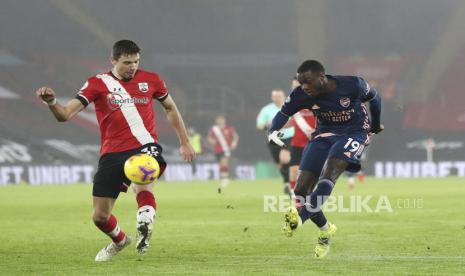 Winger Arsenal Nicolas Pepe (kanan).