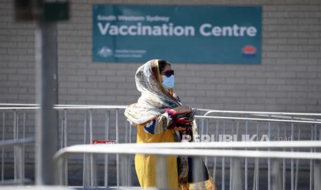 Orang-orang tiba di Pusat Vaksinasi Sydney Barat Daya, di Macquarie Fields di Sydney, New South Wales, Australia, 24 September 2021. Mulai November Sydney akan terima pengunjung dari luar negeri tanpa syarat karantina. 