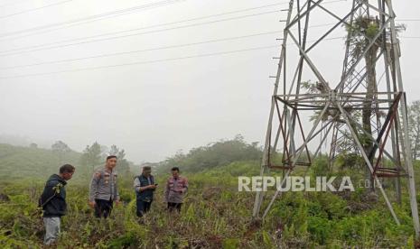 Tiang Sutet (ilustrasi). Jajaran Polresta Cirebon berhasil meringkus empat pelaku yang terlibat kasus pencurian tiang vangnet milik PLTU Cirebon.