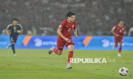 Pemain timnas Indonesia Kevin Diks menggiring bola saat bertanding pada babak ketiga Kualifikasi Piala Dunia 2026 Grup C melawan Jepang di SUGBK, Jakarta, Jumat (15/11/2024).