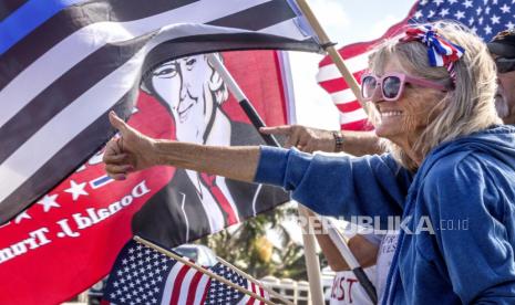 Pendukung mantan presiden AS Donald Trump berkumpul di dekat resor Mar-a-Lago Trump di Palm Beach, Florida, AS, Jumat (31/3/2023).