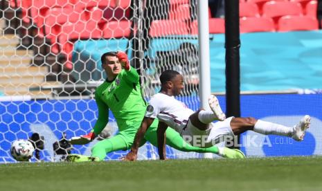  Raheem Sterling (kanan) dari Inggris mencetak gol penentu kemenangan 1-0 dalam pertandingan sepak bola babak penyisihan Grup D Euro 2020 antara Inggris dan Kroasia di London, Inggris, 13 Juni 2021.