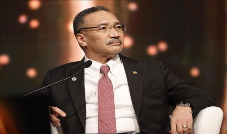 Menteri Pertahanan Malaysia Hishammuddin Hussein berencana mengujungi China dalam waktu dekat untuk membahas masalah pakta pertahanan yang dibentuk Amerika Serikat, Inggris, dan Australia.