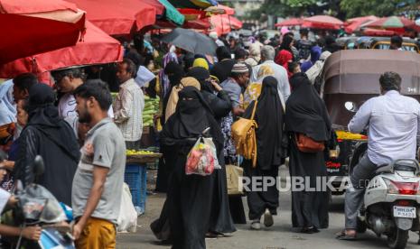  Wanita Muslim India berhijab berjalan melewati pasar sayuran di Mumbai, India, 13 Oktober 2022. Petisi yang menentang larangan jilbab Karnataka berujung pada putusan terpisah di Mahkamah Agung India.