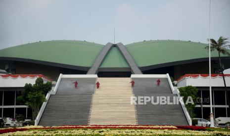 Gedung DPR/MPR. DPR RI menyediakan fasilitas hotel untuk anggota DPR RI yang positif Covid-19.