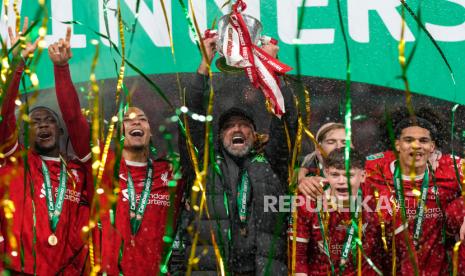 Pemain Liverpool merayakan kemenangan setelah memenangkan pertandingan final Piala EFL Carabao atau Piala Liga Inggris melawan Chelsea di Stadion Wembley, London, Inggris, Ahad (25/2/2024). Liverpool berhasil keluar sebagai juara Piala Carabao setelah mengalahkan Chelsea dengan skor tipis 1-0. Gol kemenangan Liverpool dicetak sang kapten Virgil Van Dijk pada babak perpanjangan waktu di menit ke-118.