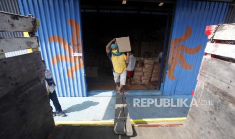 Pekerja mengangkat sembako bantuan sosial (bansos)  di gudang distribusi, Dramaga, Kabupaten Bogor, Jawa Barat, Rabu (29/4/2020). 