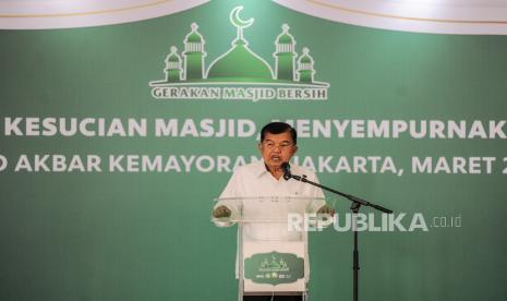 Ketua Umum Dewan Masjid Indonesia Jusuf Kalla menyampaikan sambutan saat kegiatan gerakan masjid bersih 2024 di Masjid Akbar Kemayoran, Jakarta, Rabu (6/3/2024). Kegiatan tersebut merupakan upaya berkelanjutan untuk mendorong terciptanya masjid yang bersih dan nyaman bagi umat Islam di seluruh Indonesia, khususnya dalam menyambut bulan Ramadhan. 