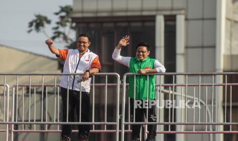 Bacapres Anies Baswedan (kiri) dan Bacawapres Muhaimin Iskandar menyapa pendukungnya pada acara senam dan jalan bareng AMIN di Grand Depok City, Kota Depok, Jawa Barat, Sabtu (28/10/2023). Kegiatan yang diikuti oleh ribuan simpatisan dan kader partai dari Koalisi Perubahan tersebut sebagai bentuk dukungan terhadap pasangan bakal calon Presiden dan bakal calon Wakil Presiden Anies Baswedan-Muhaimin Iskandar pada Pilpres 2024.