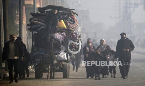 Penduduk kamp pengungsi Al Nusairat dan Al Bureij mulai mengungsi menyusul peringatan Israel akan peningkatan operasi militer di kamp-kamp di jalur Gaza, 26 Desember 2023.