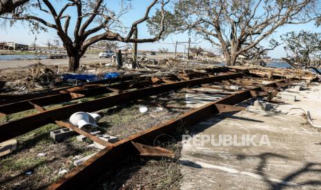 Gereja di Texas Kumpulkan Dana untuk Perbaiki Masjid. Bingkai rumah dua kali lipat berdiri dari fondasinya di Cameron, Louisiana, AS, 10 Oktober 2020. Badai Delta menghantam pantai di dekatnya yang menyebabkan kerusakan yang meluas dan pemadaman listrik bagi ratusan ribu orang di Louisiana, Texas, dan Mississippi hanya enam minggu setelah Badai Laura menyebabkan kerusakan yang meluas.