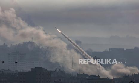 Sebuah roket diluncurkan dari pesisir Jalur Gaza menuju Israel oleh militan milisi Ezz Al-Din Al Qassam, sayap militer gerakan Hamas, di Kota Gaza, 07 Oktober 2023. Rentetan roket diluncurkan dari Jalur Gaza Sabtu pagi dalam serangan mendadak yang diklaim oleh gerakan Islam Hamas.