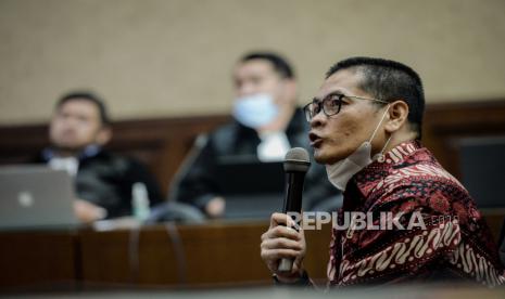 Suami Jaksa Pinangki AKBP Napitupulu Yogi Yusuf memberikan keterangan saat sidang lanjutan terkait kasus dugaan suap dan gratifikasi pengurusan fatwa Mahkamah Agung (MA) Djoko Tjandra, Pinangki Sirna Malasari di Pengadilan Tipikor, Jakarta, Senin (16/11). Jaksa penuntut umum menghadirkan suami terdakwa yang merupakan anggota Polri AKBP Napitupulu Yogi Yusuf sebagai saksi dalam sidang perkara dugaan suap dan pencucian uang serta pemufakatan jahat dengan terdakwa jaksa Pinangki Sirna Malasari. Republika/Thoudy Badai