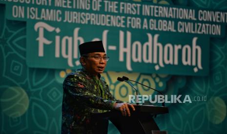 Ketua Umum PBNU Yahya Cholil Staquf memaparkan pidato terkait fiqih peradaban saat acara pengantar pertemuan internasional pertama tentang hukum islam untuk peradaban global di Jakarta, Kamis (15/12/2022). Acara tersebut bertujuan untuk membangun landasan fiqih untuk perdamaian dan harmoni global. NU tak Ingin Terlibat Politik Praktis, Siti Zuhro: Kembali ke Khittah