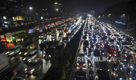 Sejumlah kendaraan terjebak kemacetan di kawasan Jalan TB Simatupang, Jakarta. Jumlah kendaraan yang melalui ruas tol di Jabotabek meningkat pada H+2 lebaran.