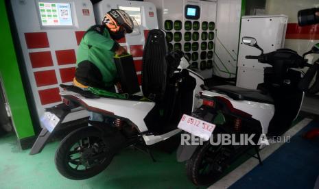 Pengemudi ojek online mengganti baterai sepeda motor listrik di Swapping Station SPBU Kuningan, Jakarta, Selasa (22/02/202). Pemerintah terus mendorong pengembangan kendaraan listrik berbasis baterai di Indonesia sekaligus menyiapkan pengembangan ekosistem kendaraan listrik yang kuat. Ekosistem tersebut terdiri atas kendaraan listrik dan komponen pendukungnya, industri baterai listrik, industri recycling (daur ulang) baterai listrik, jaringan charging station (stasiun pengisian) dan swap battery (penukaran baterai).Prayogi/Republika