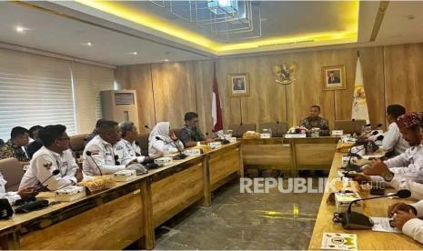 Wakil Ketua DPR Sufmi Dasco Ahmad menerima audiensi Asosiasi Pemerintah Desa Seluruh Indonesia (APDESI) terkait revisi Undang-Undang Nomor 6 Tahun 2014 tentang Desa di Gedung Nusantara III, Kompleks Parlemen, Jakarta, Rabu (5/7/2023).