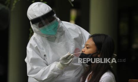 Murid SMP Negeri 1 Surabaya mengikuti pelaksanaan tes usap (swab) di Surabaya, Jawa Timur, Rabu (25/11/2020). Pelaksanaan tes usap yang diselenggarakan secara serentak oleh pemerintah Kota Surabaya untuk pelajar di 18 Sekolah Menengah Pertama (SMP) tersebut sebagai bentuk persiapan rencana sekolah tatap muka untuk jenjang SMP pada awal Desember mendatang. 