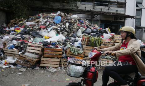 Sampah masih menumpuk dan menimbulkan bau busuk cukup menyengat di kawasan Pasar Kosambi Kota Bandung, meski sebelumnya sebagian telah diangkut petugas, Ahad (8/10/2023). Menurut warga, penumpukan sampah cepat terjadi karena sampah itu bukan hanya dari pedagang pasar, tapi juga ada dari warga lain, seperti warga yang hendak berbelanja ke Pasar. Hingga saat ini darurat sampah masih terjadi di Kota Bandung sebagai dampak terbakarnya TPA Sarimukti.