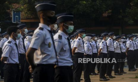 Sejumlah pelajar mengikuti apel pagi saat pelaksanaan pembelajaran tatap muka di SMK Negeri 29 Jakarta, Kebayoran Baru, Jakarta. Pelaksanaan pembelajaran tatap muka di sekolah tersebut dilaksanakan dengan kapasitas 50 persen dan protokol kesehatan yang ketat. Pemerintah Provinsi DKI Jakarta mulai melakukan pembelajaran tatap muka di 610 sekolah berbagai jenjang di DKI Jakarta. Republika/Putra M. Akbar