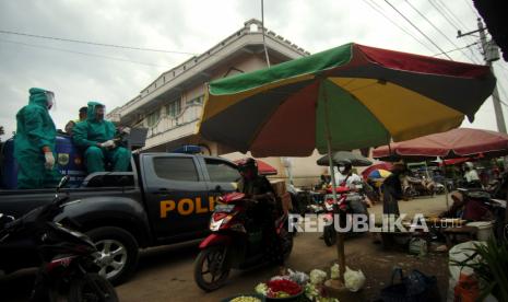 Pulau Jawa Sumbang Kasus Covid-19 Terbanyak. Personel kepolisian menyemprotkan cairan disinfektan di Pasar Induk Pemalang, Jawa Tengah, Kamis (4/3/2021). Penyemprotan disinfektan oleh Polres Pemalang di sejumlah ruang publik seperti pasar, alun-alun dan stasiun serta sosialisasi protokol kesehatan tersebut sebagai upaya memutus mata rantai penyebaran COVID-19.