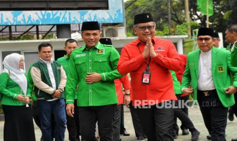 Sekretaris Jenderal DPP Partai Persatuan Pembangunan (PPP) Arwani Thomafi (tengah) saat menyambut kedatangan Sekjen Partai Demokrasi Indonesia Perjuangan (PDIP) Hasto Kristiyanto (kedua kanan) dan sejumlah pengurus PDIP lainnya di Kantor DPP PPP, Jakarta, Senin (29/5/2023). Dalam pertemuan tersebut PDIP dan PPP membahas terkait kerangka tim pemenangan bakal calon presiden Ganjar Pranowo serta membahas kordinasi dan konsolidasi relawan pemenangan Ganjar.