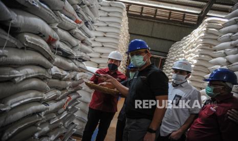 Menteri Sosial Juliari P Batubara (kedua kiri) bersama Sesditjen Pemberdayaan Sosial Bambang Sugeng (kiri) meninjau beras di Gudang Bulog Cimindi, Cimahi, Jawa Barat, Sabtu (5/9/2020). Kementerian Sosial bersama Perum bulog menyediakan 450 ribu ton beras selama tiga bulan kedepan bagi 10 juta keluarga penerima manfaat program keluarga harapan yang terdampak pandemi COVID-19 di seluruh indonesia. 