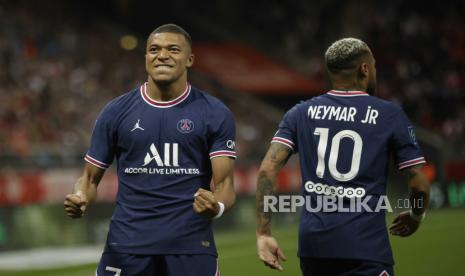  Pemain Paris Saint-Germain Kylian Mbappe (kiri).