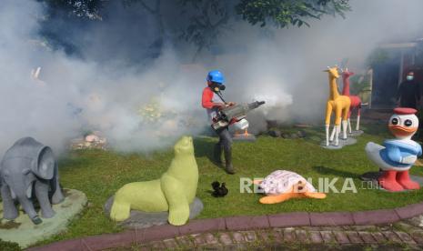 Petugas melakukan pengasapan (fogging) nyamuk Aedes aegypti di Kelurahan Tegalbesar, Kaliwates, Jember, Jawa Timur, Rabu (22/5/2024). Dinas Kesehatan Kabupaten Jember mencatat periode Januari-April 2024, jumlah kasus demam berdarah dengue (DBD) mencapai 1.109 kasus. 