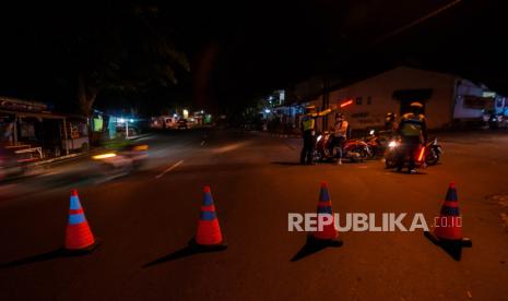 Satuan Tugas (Satgas) Covid-19 Kabupaten Lebak, Provinsi Banten akan melakukan tes usap antigen bagi warga yang keluar rumah pada malam hari pukul 20.00 WIB guna mencegah penularan COVID-19. (Foto: Ilustrasi petugas kepolisian memutarbalikkan kendaraan di Rangkasbitung, Lebak, Banten)