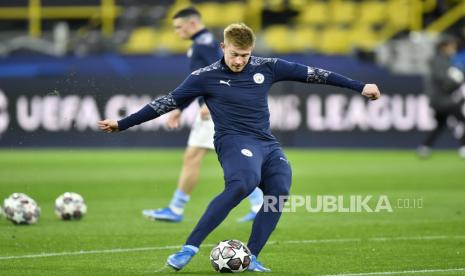 Kevin De Bruyne dari Manchester City melakukan pemanasan sebelum pertandingan sepak bola leg kedua perempat final Liga Champions antara Borussia Dortmund dan Manchester City di stadion Signal Iduna Park di Dortmund, Jerman, Rabu, 14 April 2021. 