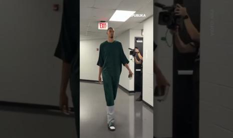 Hormati Idul Adha Wemby Pakai Gamis Jelang Laga NBA