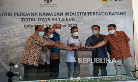 Executive Vice President (EVP) Retail Jawa Madura Bali PLN Feby Joko Priharto (ketiga kiri) didampingi Bupati Batang Wihaji (ketiga kanan) dan Direktur Utama Kawasan Industri Terpadu Batang Galih Saksono (kedua kanan) menekan tombol saat Penyalaan Listrik Perdana Kawasan Industri Terpadu Batang di Kabupaten Batang, Jawa Tengah, Jumat (5/11). PLN berkomitmen akan penyalaan listrik perdana di kawasan Batang dengan total daya 531,5 KVA untuk menunjang pembangunan Kawasan Industri terpadu Batang.