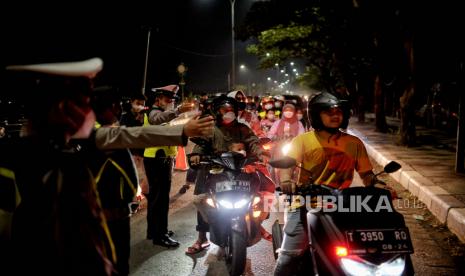 Petugas gabungan memeriksa surat keterangan negatif Covid-19 pengedara motor saat arus balik di posko pemeriksaan kesehatan pemudik, Cikarang Timur, Kabupaten Bekasi, Jawa Barat, Sabtu (22/5). Pemeriksaan tersebut dilakukan untuk mengantisipasi lonjakan kasus Covid-19 usai libur lebaran Idulfitri 1442 Hijriah, bagi pengendara yang tidak memiliki surat keterangan negatif Covid-19 akan langsung dilakukan tes usap antigen secara gratis di posko pemeriksaan. Republika/Thoudy Badai